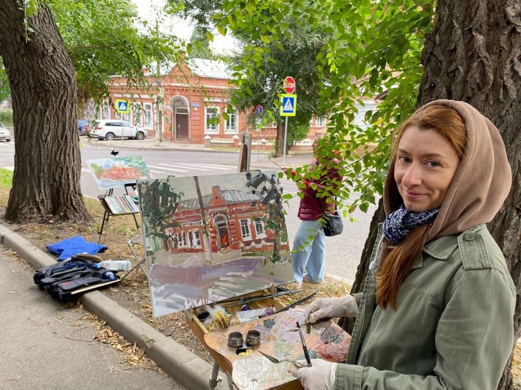 Ольга Бражникова на пленэре. Ул. Пятницкого, 30