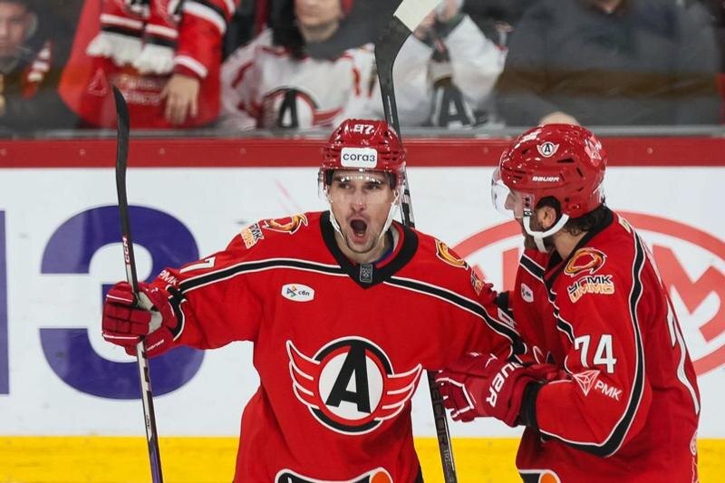    Пресс-служба ХК «Автомобилист» / Семен Кизимов празднует заброшенную шайбу