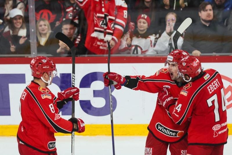    Пресс-служба ХК «Автомобилист» / Семен Кизимов с партнерами по команде