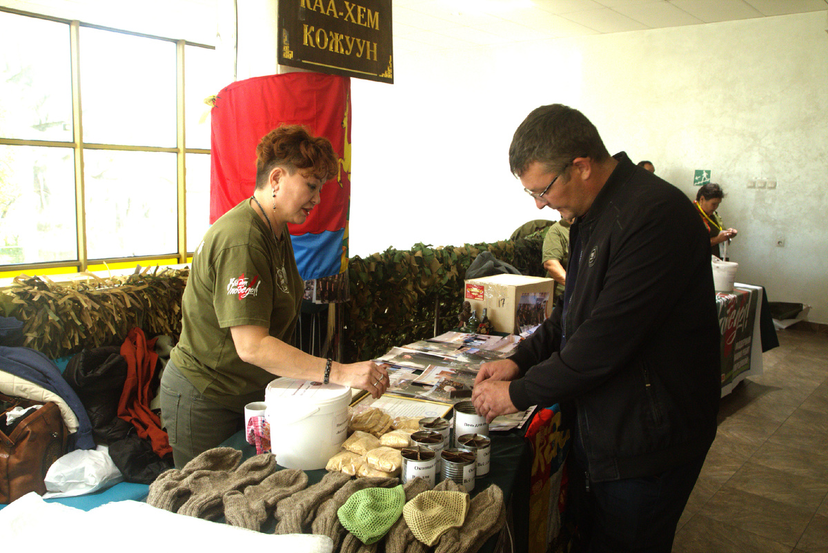 В фойе также проходила выставка-аукцион, где все желающие могли приобрести изделия и передать их в пункт сбора или сделать пожертвование через QR-код в поддержку наших бойцов.