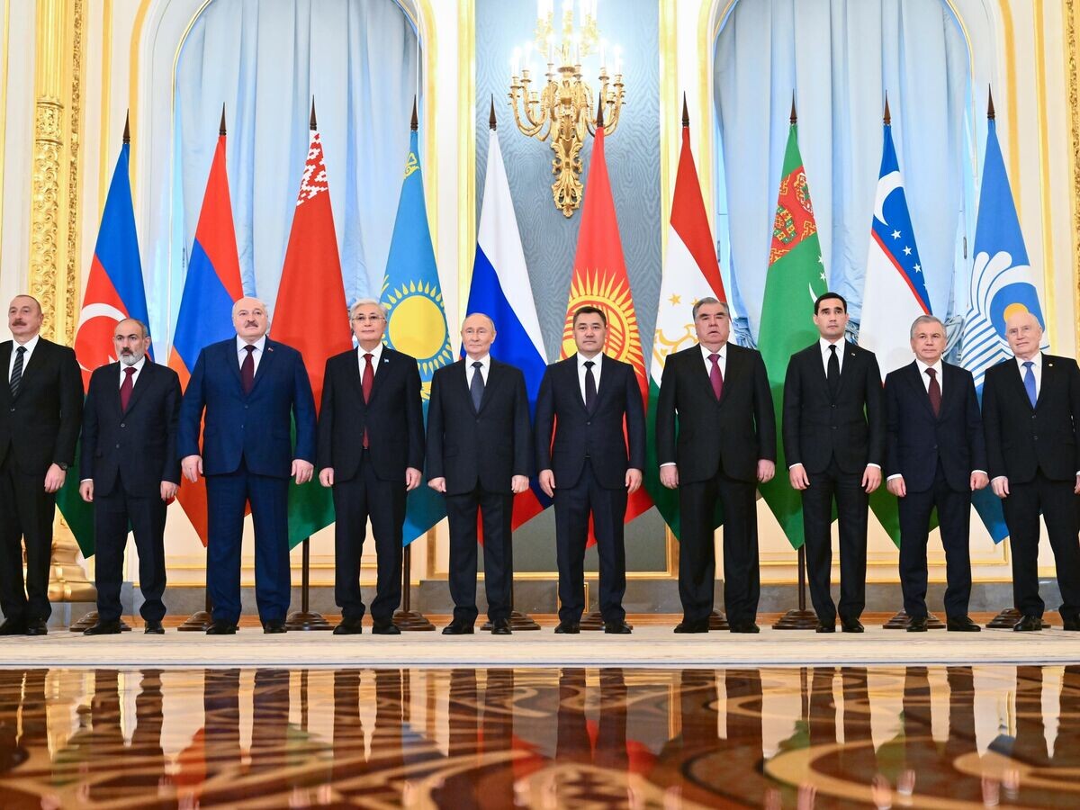    Президент РФ Владимир Путин на церемонии совместного фотографирования глав государств-участников Содружества независимых государств© РИА Новости / Кристина Кормилицына