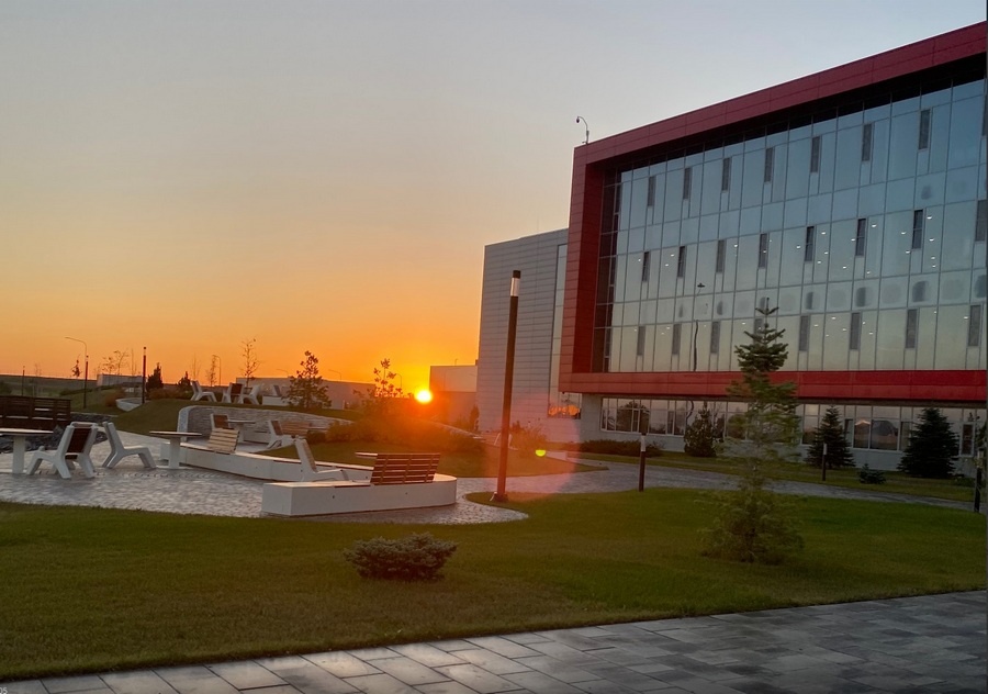    Снимок курянина Сергея Стещенко стал победителем корпоративного фотоконкурса «Страна «Мираторг». Пойманный в объектив фотокамеры закат в декорациях завода «Мираторга» в Октябрьском районе жюри признало лучшей работой