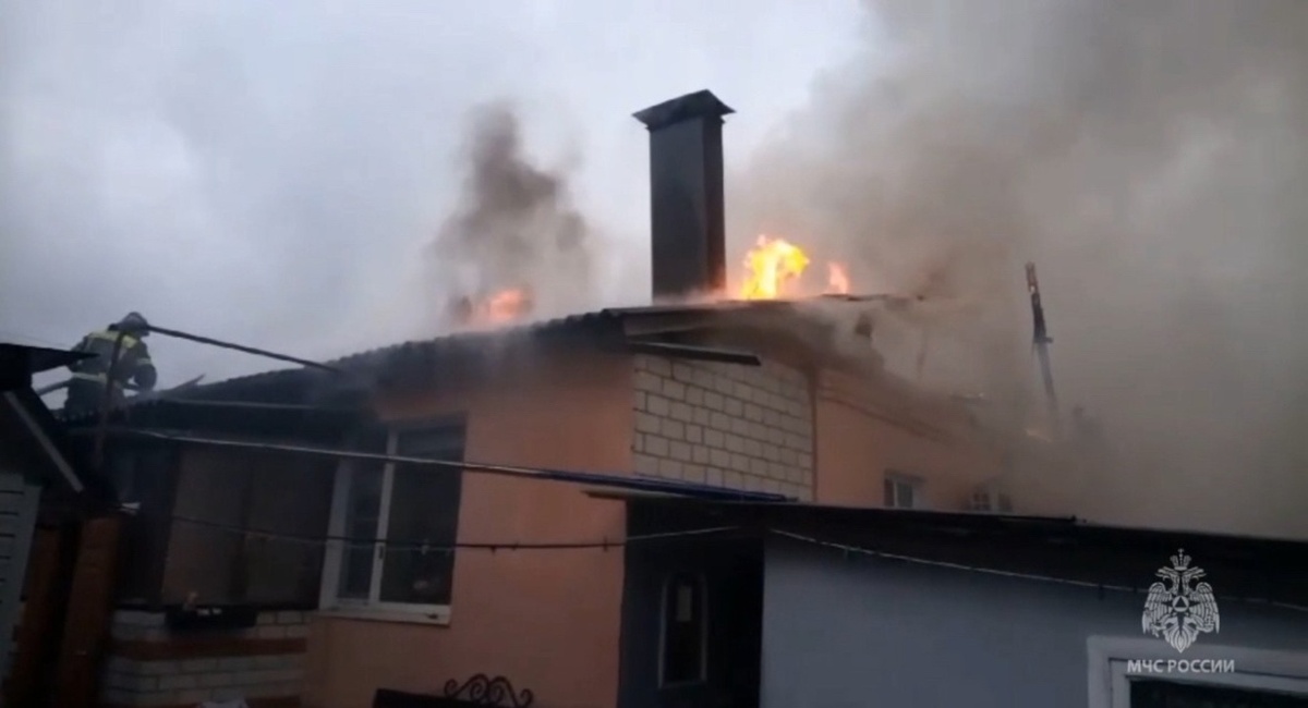   В Курском районе загорелись жилой дом, гараж и 2 надворные постройки