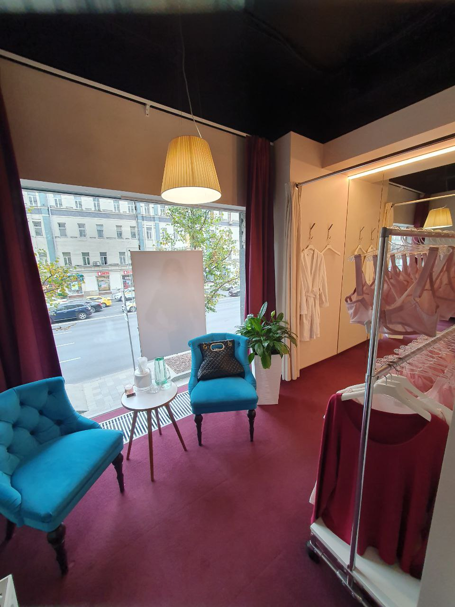 Самая красивая примерочная - у Алины Гизатуллиной, с видом на Тверскую улицу.
