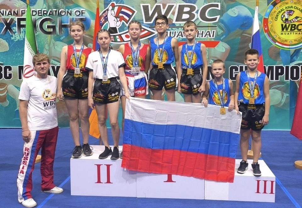    Алексей Потеряхин (слева) и его воспитанники. Фото из телеграм-канала "Спорт Белгород". другой источник.