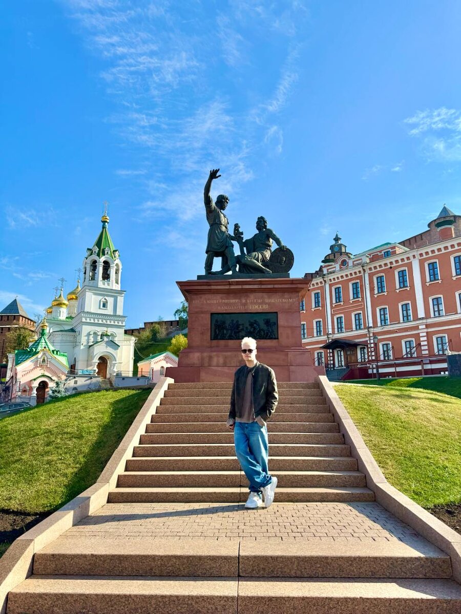 На фоне красивого города - красивый SHAMAN. Из ТГ-канала Артиста 