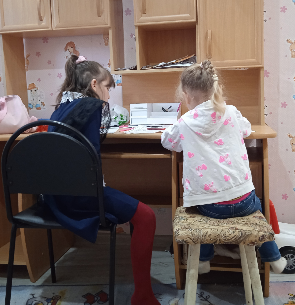Делают уроки))) 