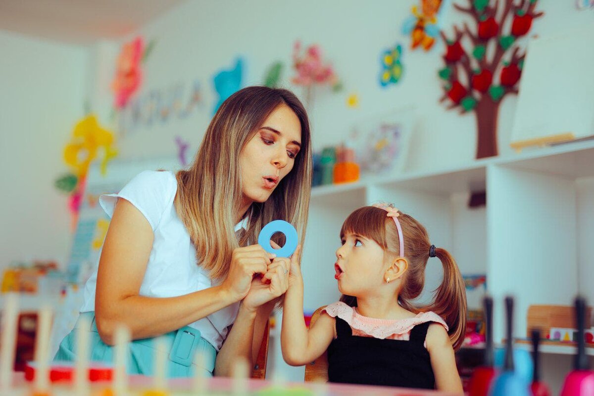    Занятия с логопедом прибавляют ребёнку уверенности в себе. Copyright (c) 2024 Nicoleta Ionescu/Shutterstock. No use without permission.