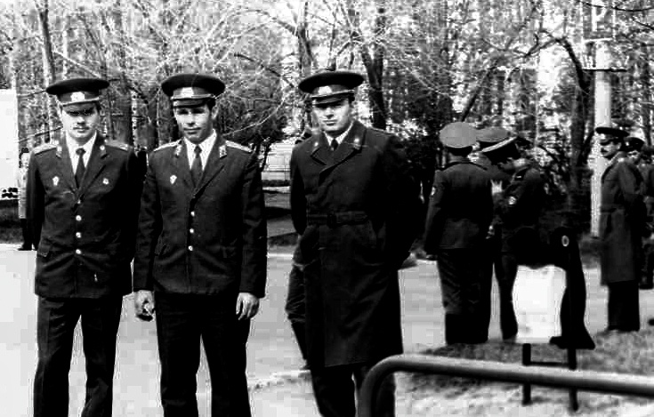 Автор публикации (он справа) с сотрудниками ГОМ на обеспечении первомайской демонстрации. Фото середины 1980-ых из личного архива автора.