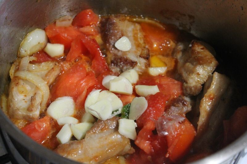 Мясо, тушеное с острым перцем и помидорами. Простая, вкусная еда