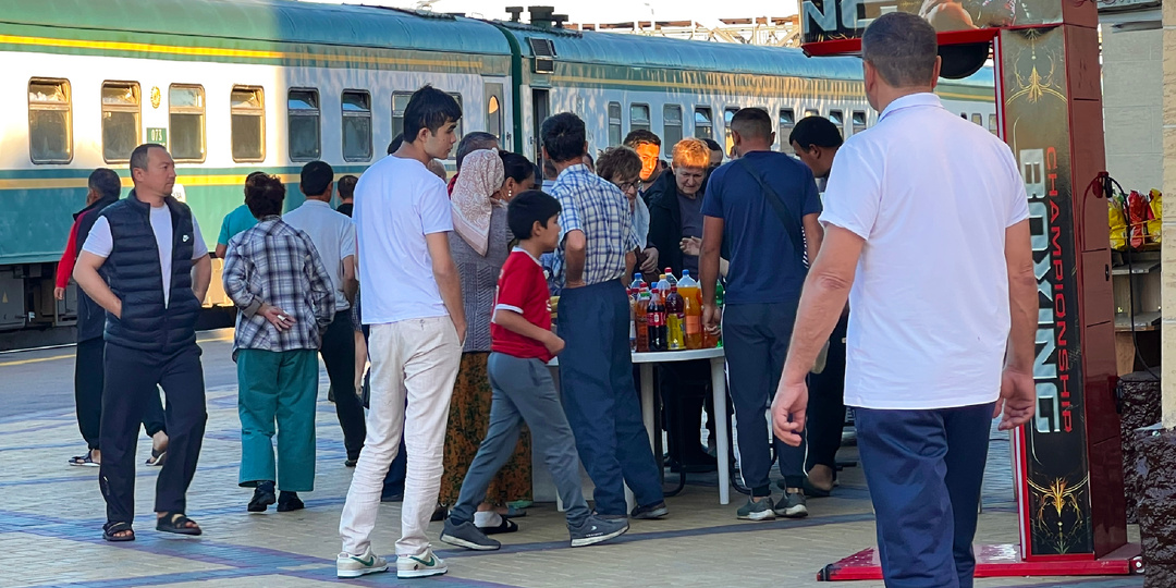 В Узбекистан на поезде: 4 остановки в Казахстане. Чем торгуют казахи на ж/д вокзалах