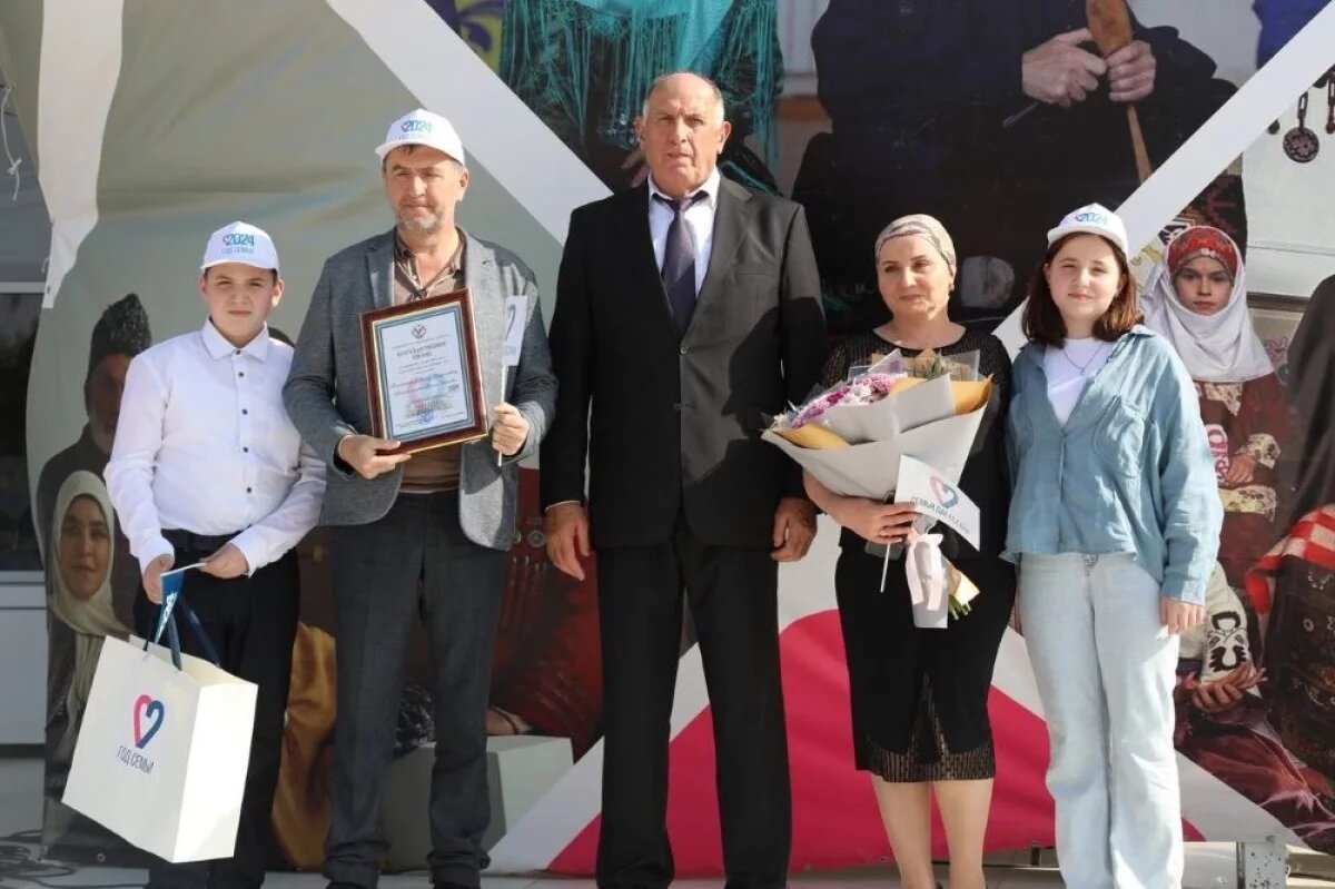    Премьер-министр Дагестана наградил 18 многодетных и династийных семей