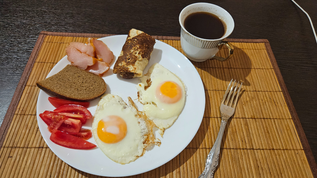 Завтрак. Яичница, карпаччо,  хлеб, половинка помидора, блинчик с сыром и рыбой. А ещё за кадром блинчик с джемом.  Не сфоткан,  но посчитан. 556 ккал.