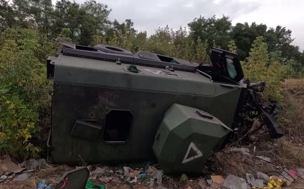Очередной уничтоженный в Курской области канадский бронеавтомобиль Roshel Senator MRAP. Крупнокалиберный пулемёт M2 Browning, которым он был вооружён, наши бойцы забрали в качестве трофея и используют на своей позиции, источник – Телеграм-канал Повёрнутые на войне 