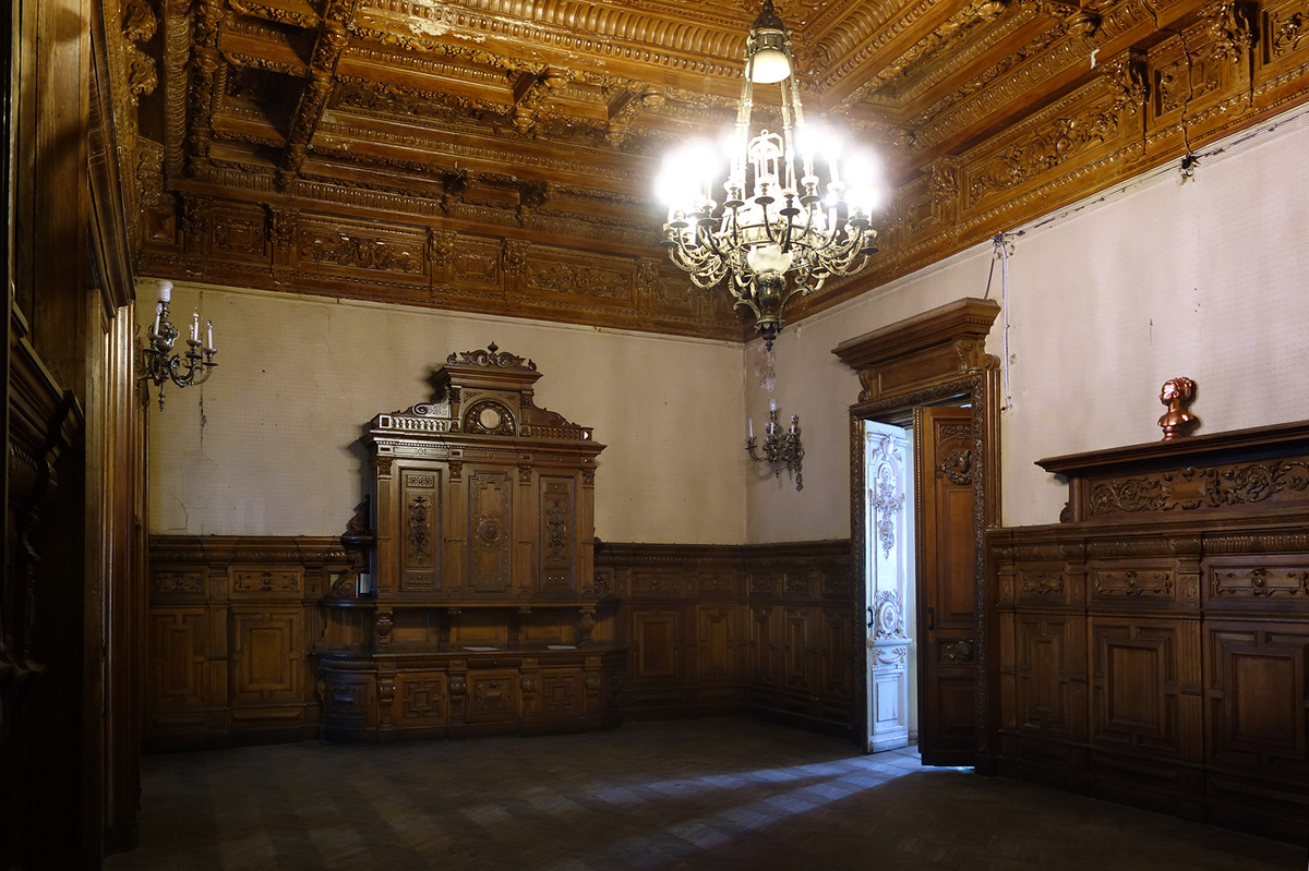 Парадная Ореховая столовая. Особняк купцов Брусницыных. Санкт-Петербург.