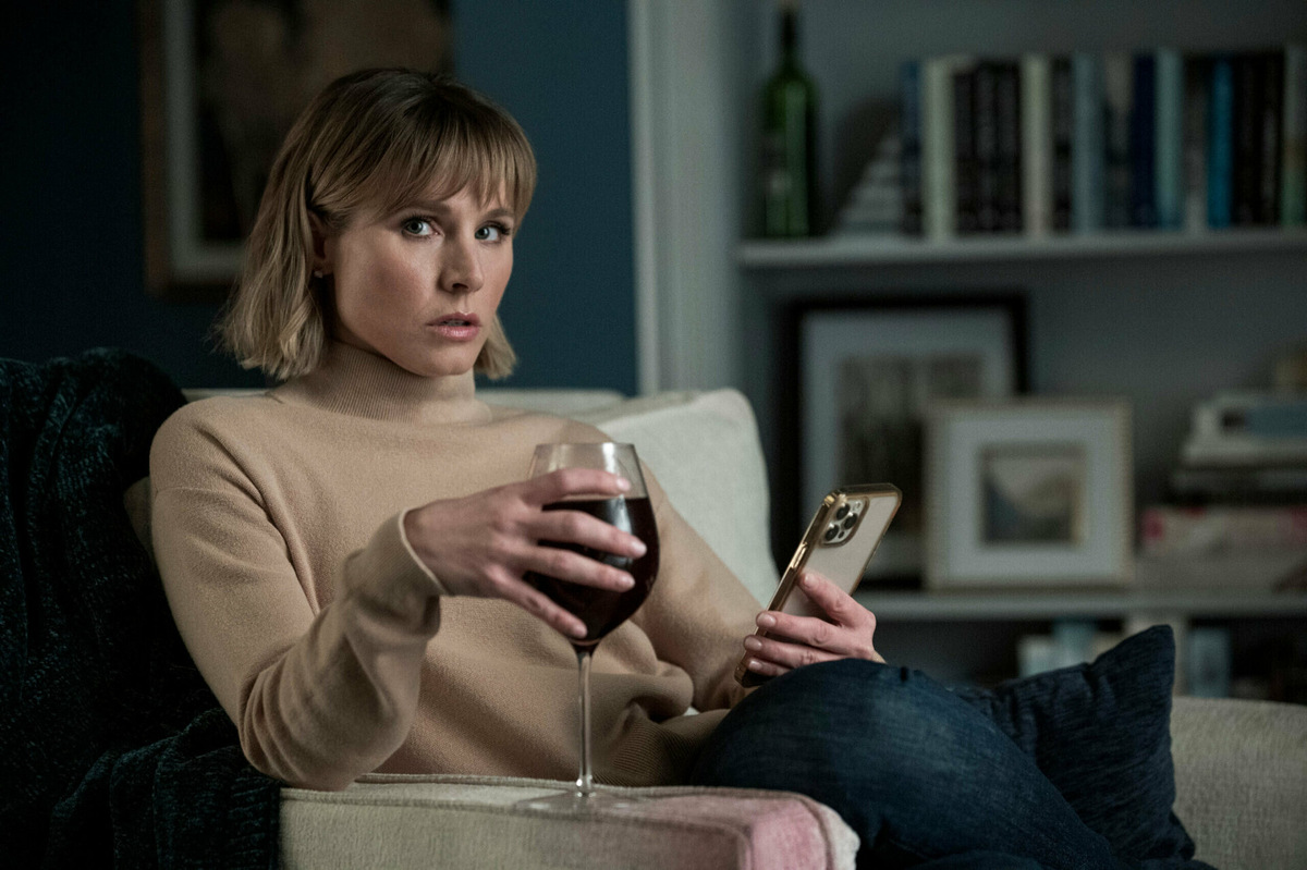 Женщина в доме напротив девушки в окне (мини–сериал 2022) The Woman in the House Across the Street from the Girl in the Window