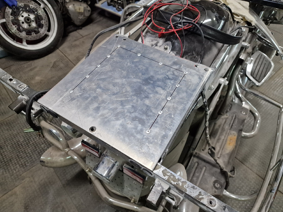 по сути - кофр теперь лежит на этой площадке, которая крепиться через монтажные отверстия кофра