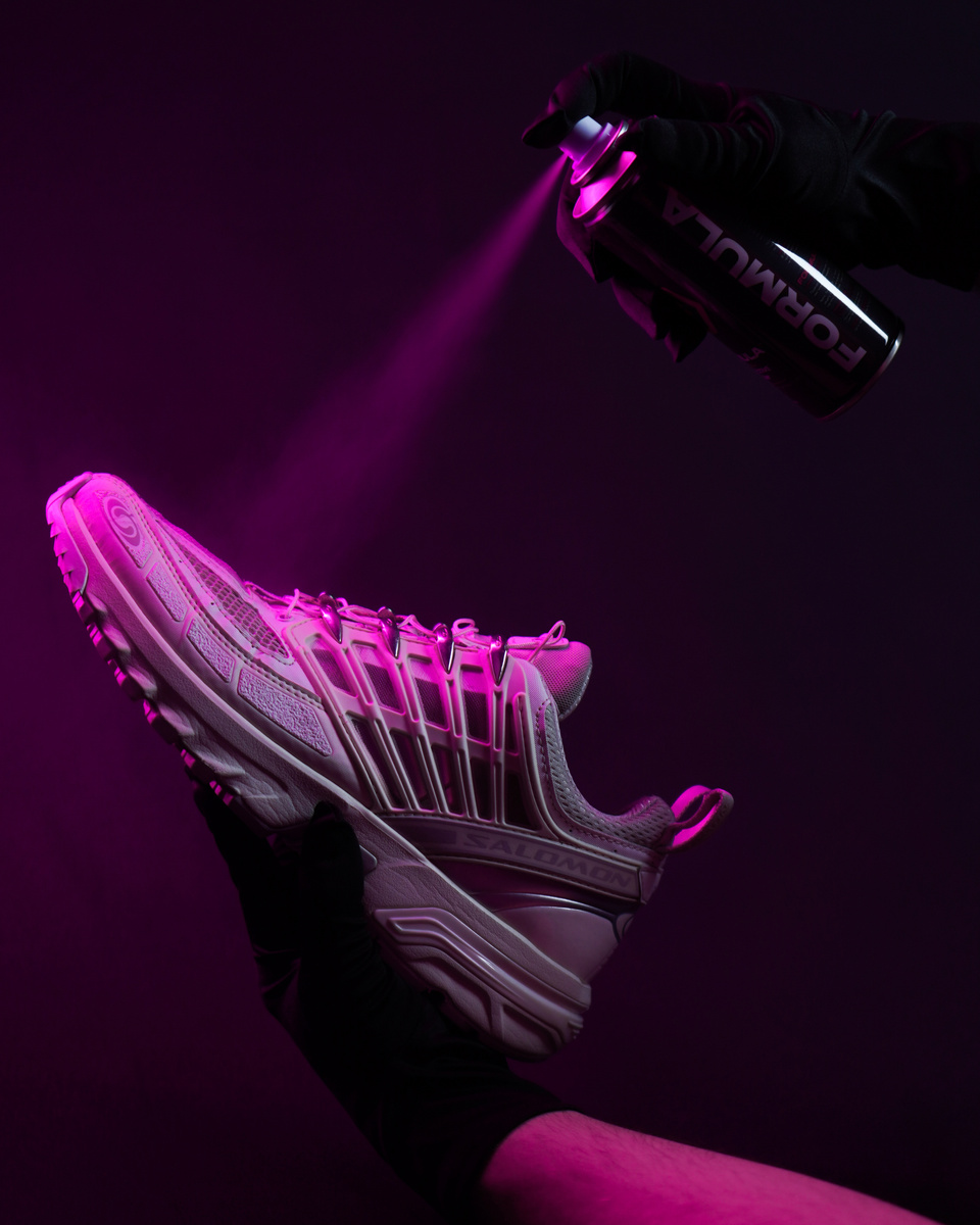 Формула спрея обеспечивает надежную защиту поверхности от проникновения влаги в волокна материала и предотвращая пятна. Пропитка эффективна как для повседневной обуви и одежды, так и для спортивной экипировки и аксессуаров. Подходит для различных видов материалов: кожи, замши, нубука и других текстильных материалов. Спрей не только обеспечивает водоотталкивающий эффект, но и сохраняет естественную текстуру и цвет обуви и одежды, не оставляя следов и не изменяя внешний вид материала.