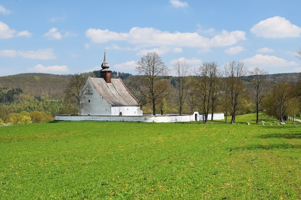 Источник: https://img.freepik.com/free-photo/simple-church-field_1161-227.jpg?t=st=1741974083~exp=1741977683~hmac=5d4c29fec8c7a35ac7d40fe2b3bb06cbb9adddef0cc253ae7ca9da6960349a30&w=996
