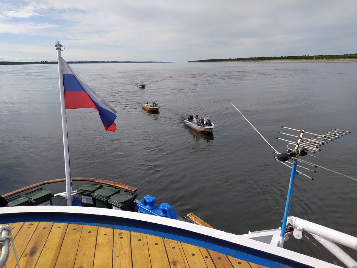 Лодки подходят строго по очереди