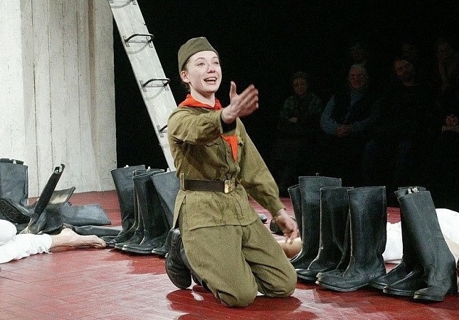 Модный спектакль по книге «Голая пионерка», главную героиню в котором сыграла Ч.Хаматова. Актриса чрезвычайно гордится этой ролью…