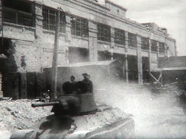                              Последние танки покидают завод и уходят сразу в бой.