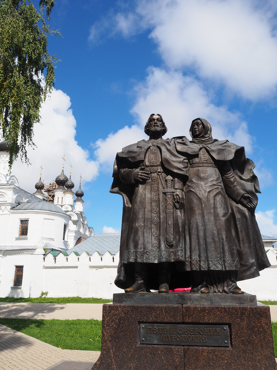 Памятник Петру и Февронии Муромским на пл. Крестьянина