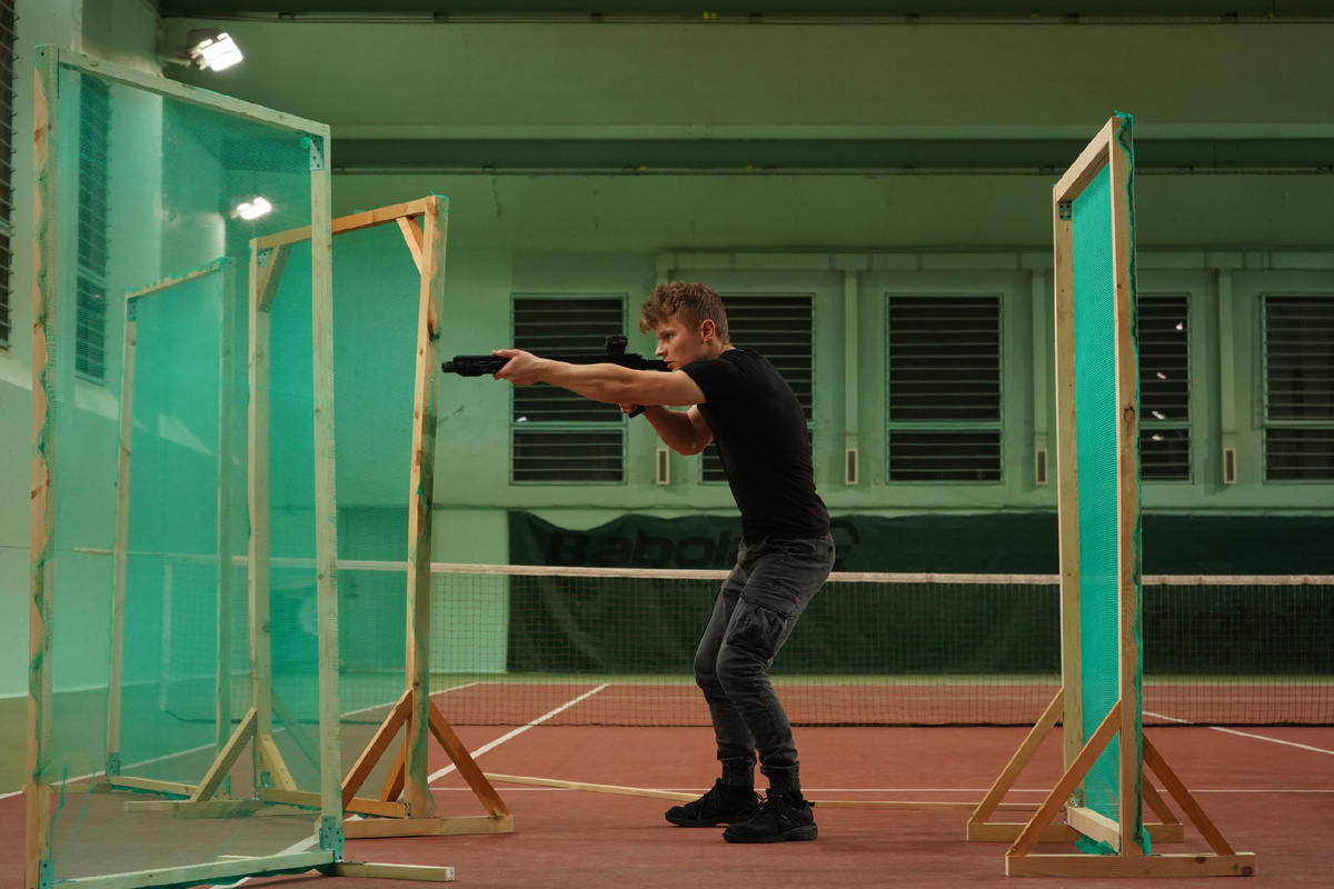 Тренировка с оружием в спортивном зале