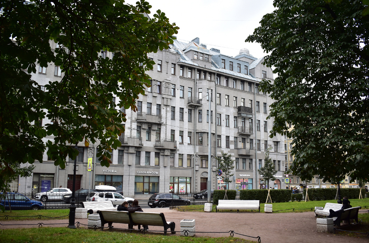 Некрасовский сад, вид на здание Бассейного товарищества