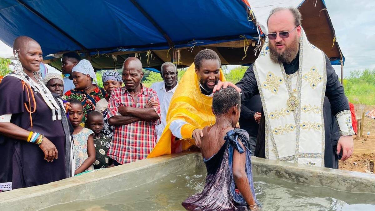    Владыка Константин крестит ребенка в приходе святителя Николая Чудотворца в селе Кимамба, которое находится в Танзании / Фото: Пресс-служба экзархата