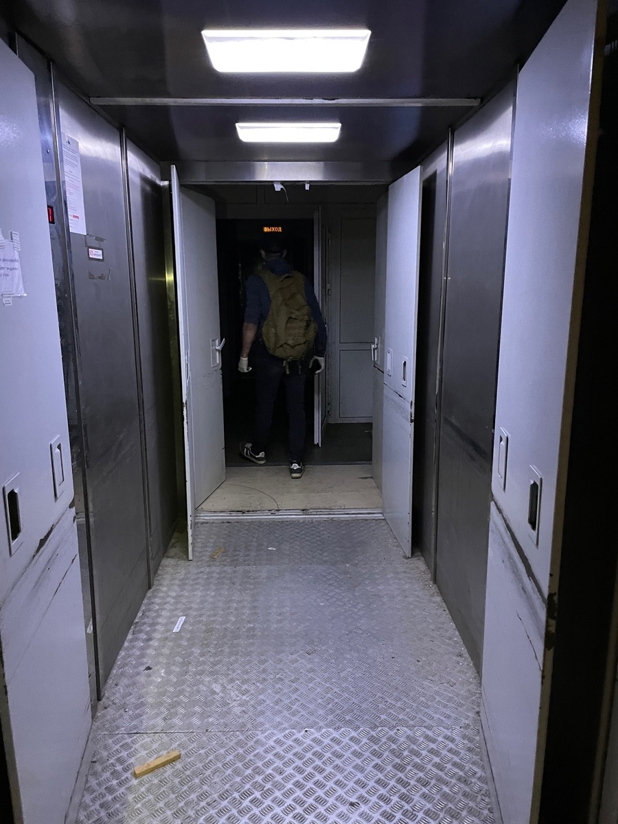 Переход через кабину грузового лифта в красную зону.