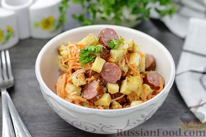 колбаски полукопчёные, сыр твёрдый, сыр сулугуни, хлеб белый пшеничный, морковь по-корейски, масло растительное, майонез, соль, перец чёрный молотый