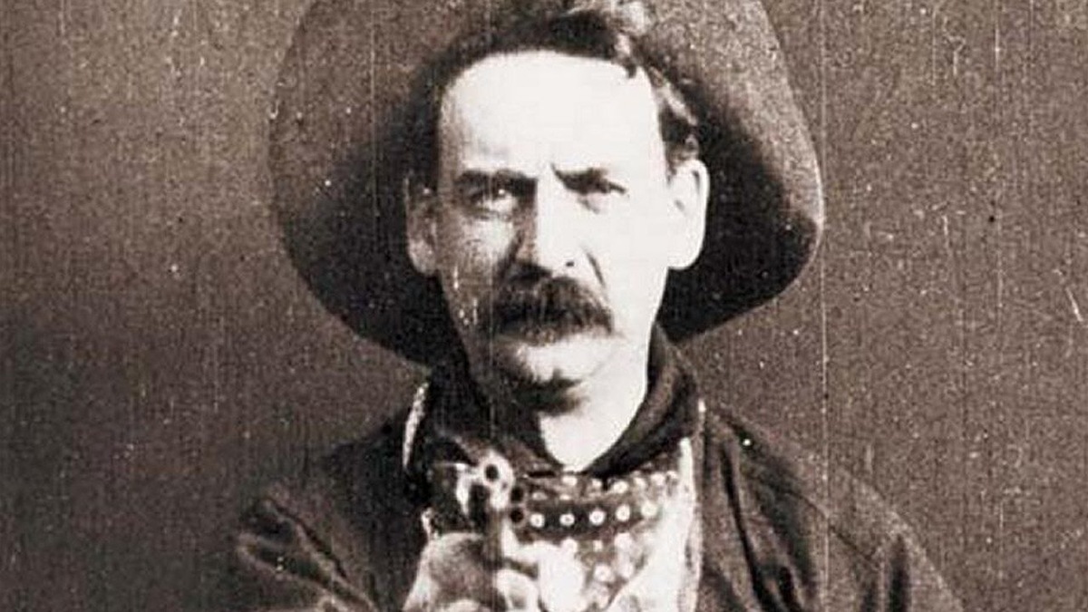 Самая известная сцена из фильма. Главарь банды несколько раз стреляет в камеру 