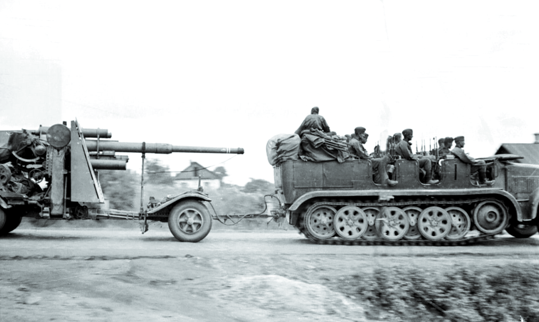 Орудие вермахта FlaK 18 буксируется тягачом Sd.Kfz. 7, 1941 г.