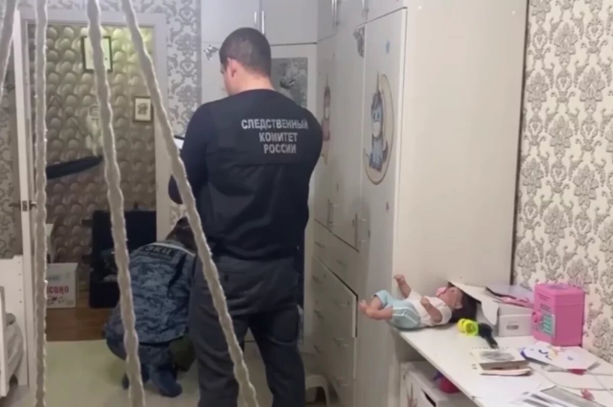    Бил и изменял.