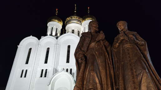 Когда я уезжаю в Ейск и кто меня там ждёт/В городе нет ливневок, промокла насквозь.