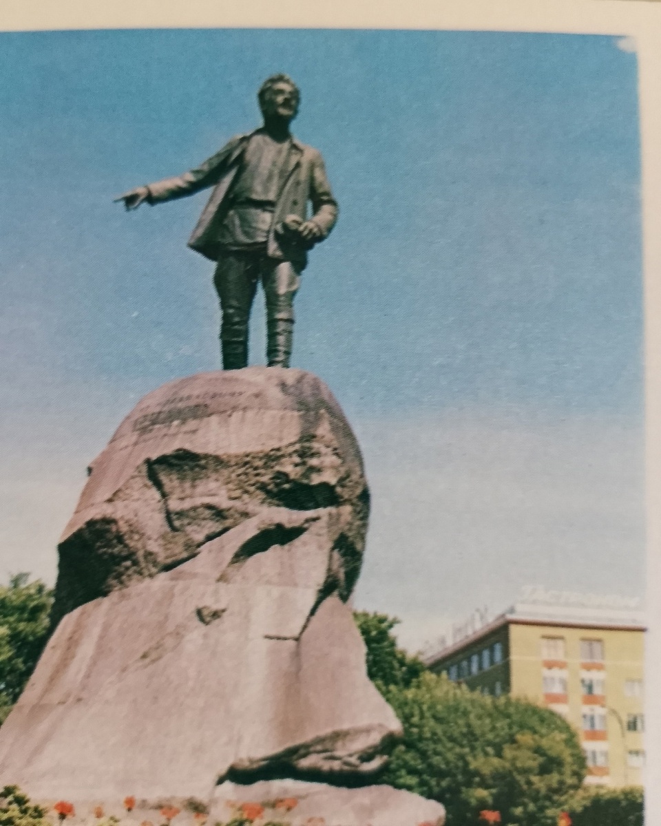 Памятник Свердлову на привокзальной площади