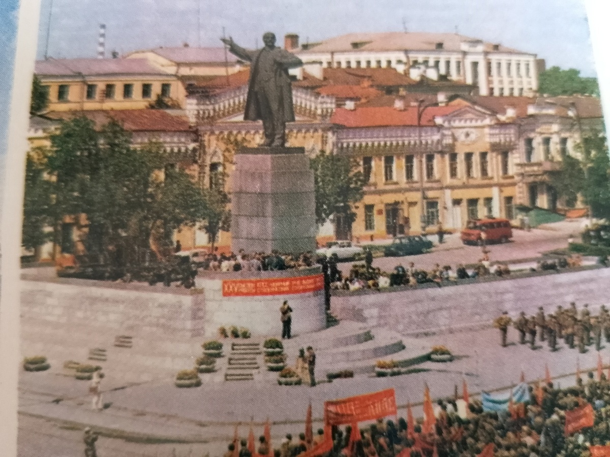 Памятник Ленину на площади 1905 года.