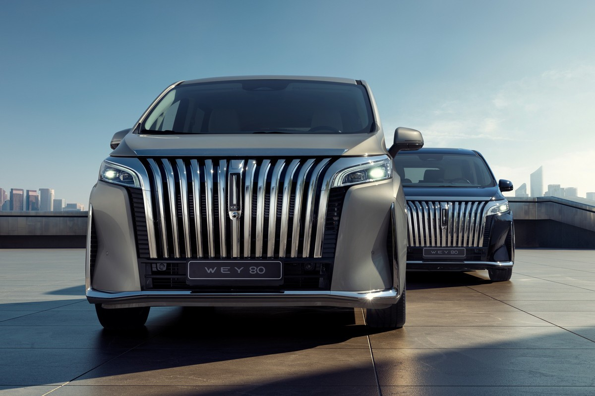 2 версии минивэна для российского рынка – Premium (7 мест) и роскошное исполнение Business Lounge (6 мест) 