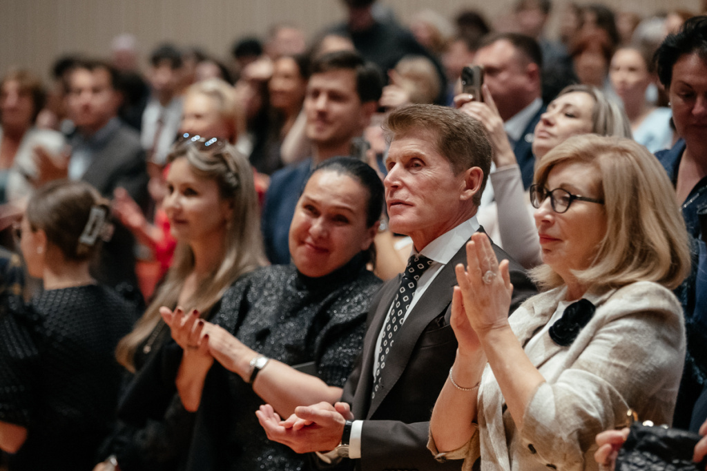 Глава региона Олег Кожемяко посмотрел спектакль - концерт «Онегин. Лирические отступления» / Фото: Оксана Шишенко - правительство Приморского края
