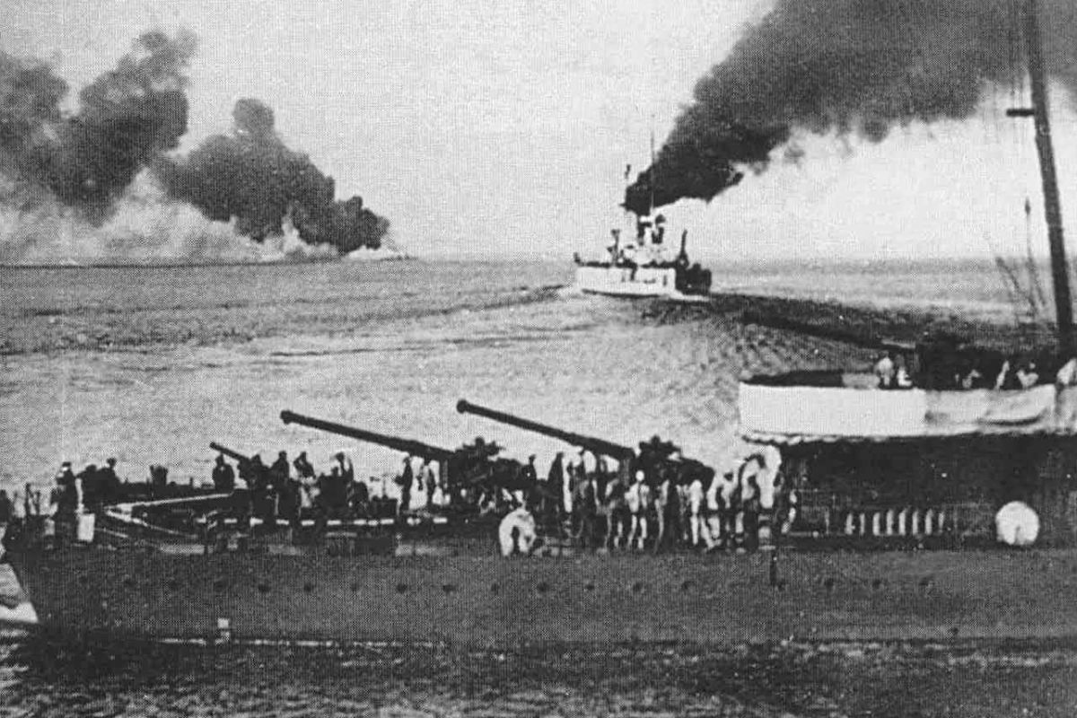    Линкор "Воля" уходит из Новороссийска 17 июня 1918 г. На переднем плане - оставшийся для затопления эсминец "Керчь".