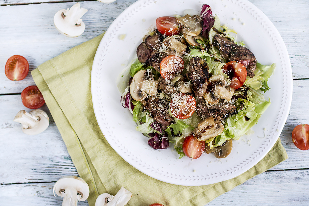 Салат с куриной печенью, грибами и бальзамическим кремом