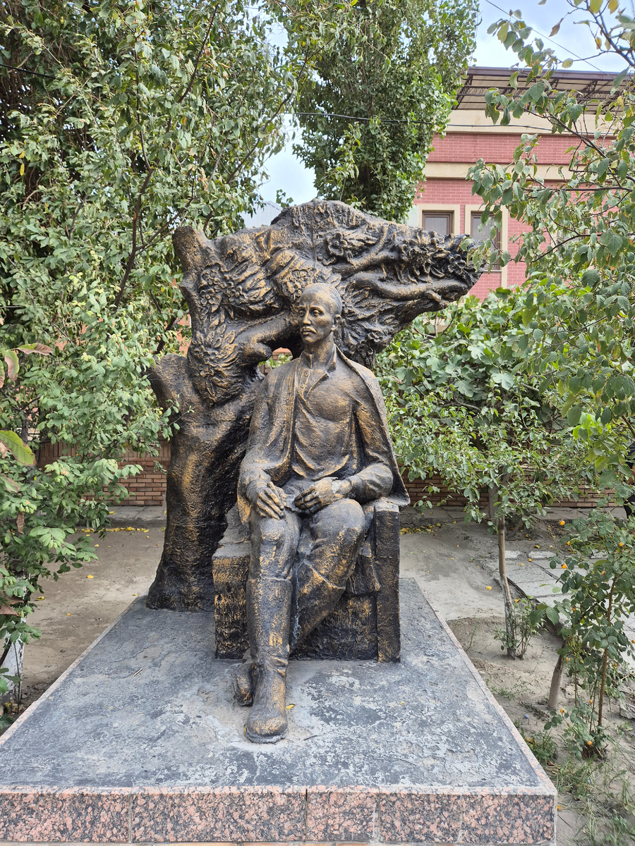 Памятник Хамзы Хакимзода Ниёзи во дворе дома | Личное фотт
