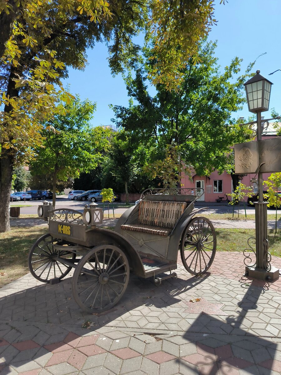 Памятник гоголевской "Коляске" в Бресте. Фото автора. 