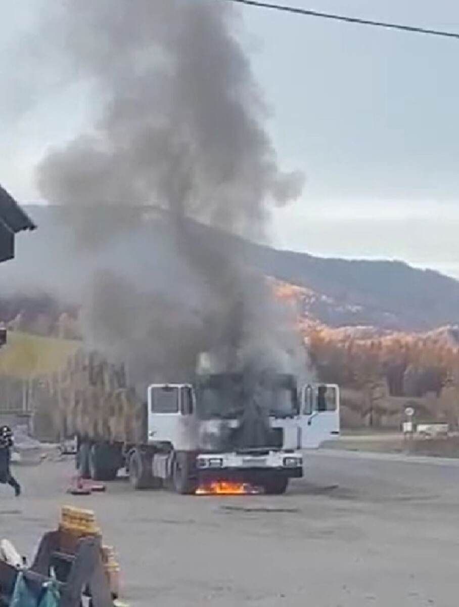    Загорелись тюки сена. Источник: скриншоты видео канала "Республика Алтай в Telegram"