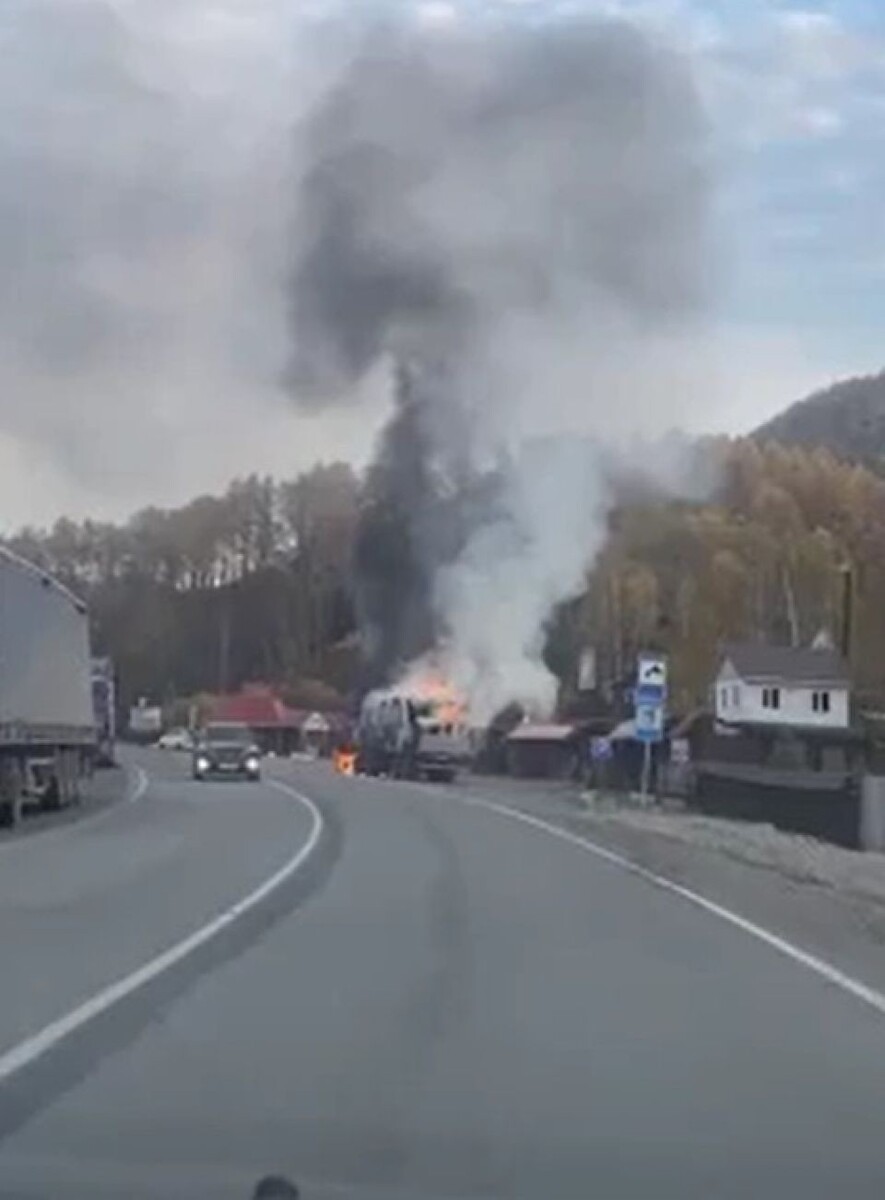    Загорелись тюки сена. Источник: скриншоты видео канала "Республика Алтай в Telegram"