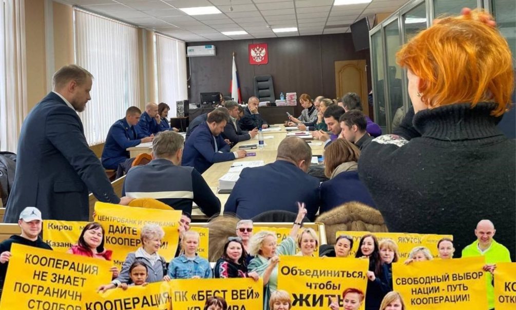    Пока пайщики "Бест Вей" третий год отстаивают свои права, цены на квартиры выросли почти в полтора раза, и накопленные людьми деньги серьезно потеряли в своей покупательной способности.