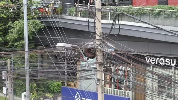 Банкок. Телекоммуникационные кабели проложены под сетевыми кабелями наверху столба. Источник фото: https://asia.nikkei.com/Editor-s-Picks/Tea-Leaves/Bangkok-grapples-with-sky-spaghetti-in-modernization-push