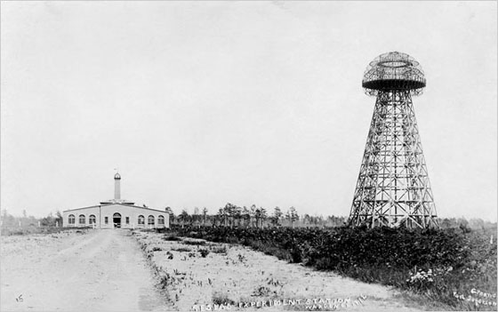 Башня Ворденклиф (англ. Wardenclyffe Tower, 1901–1917, также известная как Башня Теслы. Источник фото: https://forum.cxem.net/index.php?/topic/37983-%D0%B1%D0%B0%D1%88%D0%BD%D1%8F-%D1%82%D0%B5%D1%81%D0%BB%D1%8B-%D1%80%D0%B5%D0%B0%D0%BB%D1%8C%D0%BD%D0%BE%D1%81%D1%82%D1%8C-%D0%B8%D0%BB%D0%B8-%D0%B2%D1%8B%D0%BC%D1%8B%D1%81%D0%B5%D0%BB/