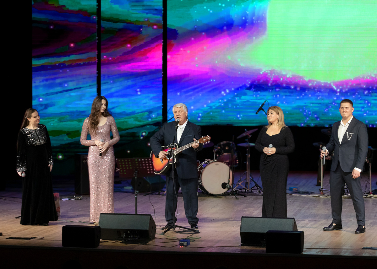 Александр Серебряков в кругу своей творческой музыкальной семьи